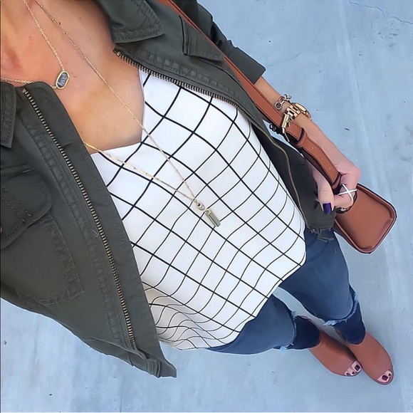 Express gold bar pendant necklace - Picture 3 of 3